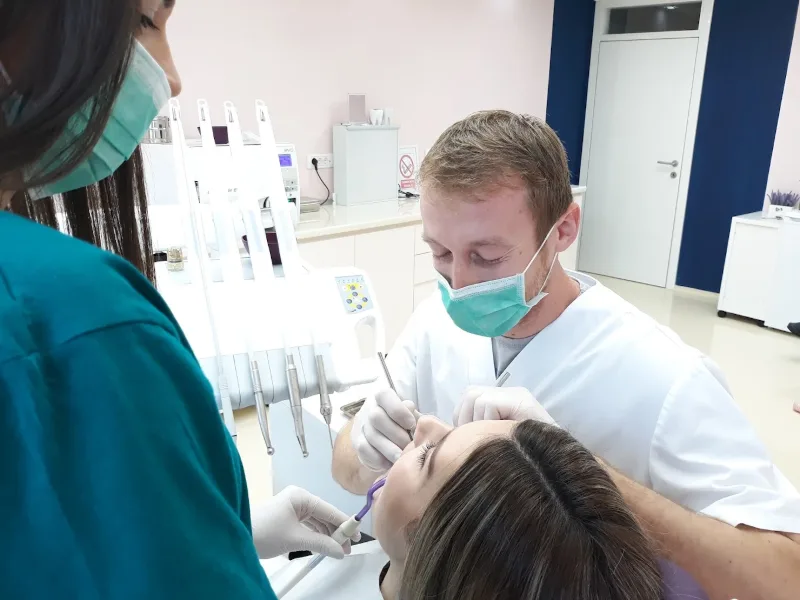 Doktor i asistentkinja rade na pacijentu u ordinaciji
